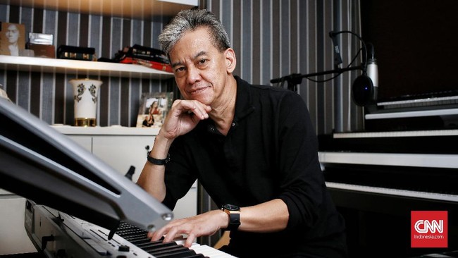 Sakura dan Barcelona adalah dua lagu hit 'abadi' dari Fariz RM, namun di sisi lain, ia juga kepalang jenuh memainkan lagunya tersebut.