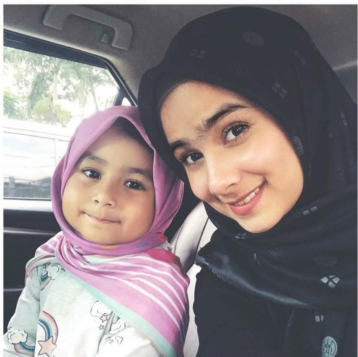 <p>Si cantik Shakila, putri Hengky Kurniawan dan Sonya Fatmala ini juga kerap tampil dengan hijab lho, Bunda. Cantik ya? (Foto: Instagram @sonyafatmala)</p>