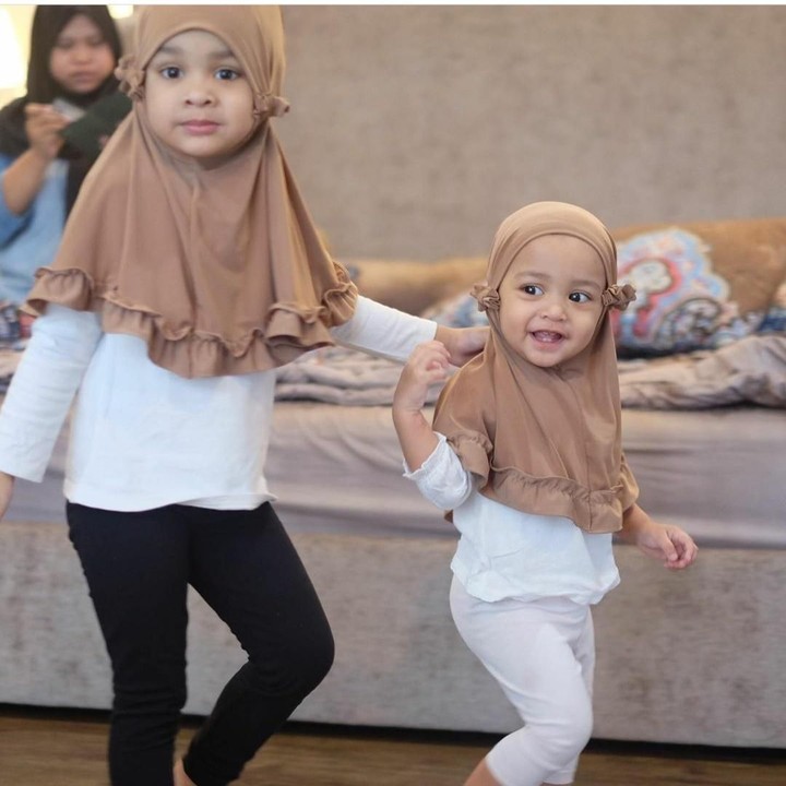 <p>Wah, kompak banget nih Hawa dan Shafiyyah! Manisnya mirip sama Bunda Shireen Sungkar. (Foto: Instagram @shireensungkar.)</p>
