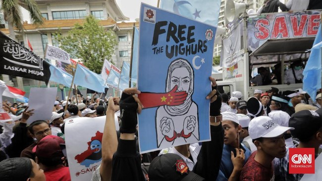 Pemerintah Inggris akan mendenda perusahaan yang menyembunyikan koneksi ke wilayah Xinjiang, China, menyusul dugaan kerja paksa suku Uighur.