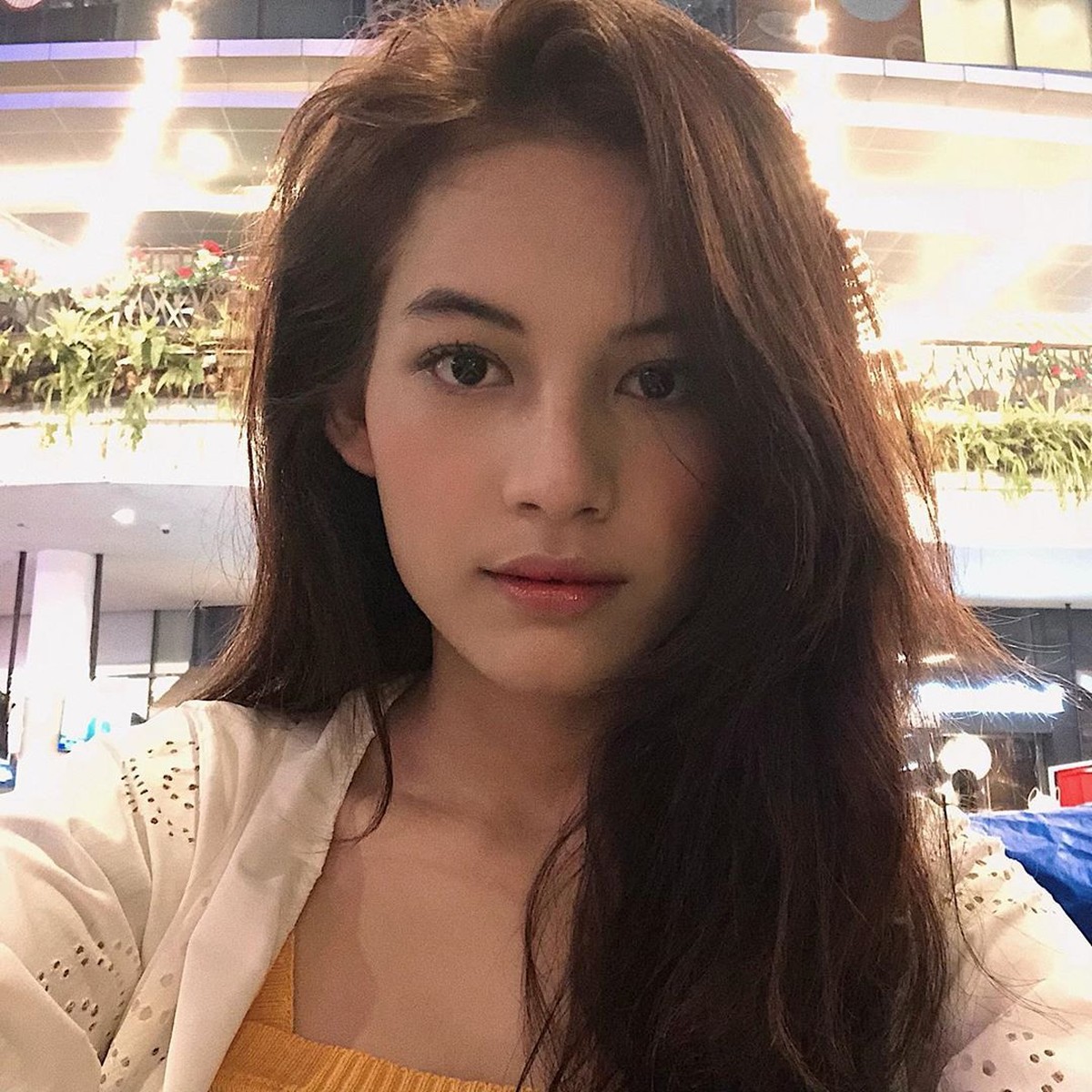 Lania Fira diisukan memiliki kedekatan khusus dengan Ariel NOAH&period; Kedekatan mereka disorot usai Lania Fira tampil di video klip terbaru NOAH&comma; Kupeluk Hatimu&period;