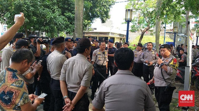Polisi menutup sebagian jalan di Mega Kuningan karena ada rencana aksi demo yang dimotori oleh FPI terkait Uighur di depan Kedubes China.