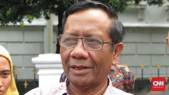 Menko Polhukam Mahfud MD menjanjikan tindakan tegas bagi aparat yang membiarkan pelanggaran protokol kesehatan pencegahan Covid-19, termasuk kerumunan massa.