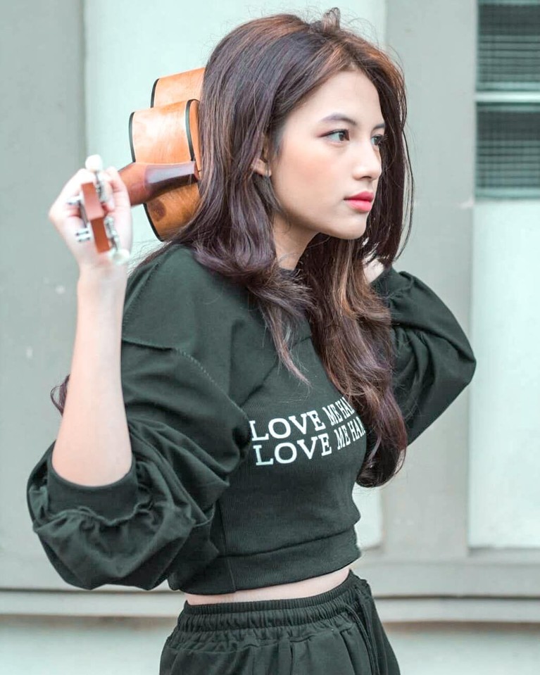7 Pesona Lania Fira, Si Cantik yang Dekat dengan Ariel NOAH Lania Fira diisukan memiliki kedekatan khusus dengan Ariel NOAH. Kedekatan mereka disorot usai Lania Fira tampil di video klip terbaru NOAH, Kupeluk Hatimu.