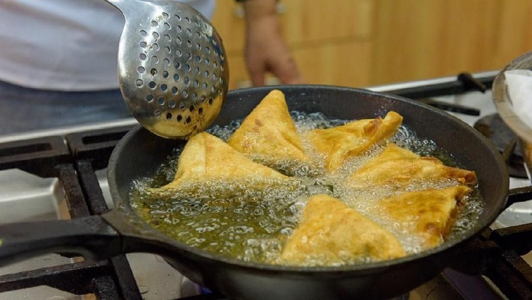 Makanan yang terlalu banyak menyerap minyak tentunya tidak sehat ya, Bun. Ikuti tips mudah menggoreng berikut ini yuk, Bun, supaya makanan tidak berminyak.