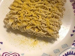 Ini Lo Bahaya Masak Mi Instan Bersama Bungkusnya!