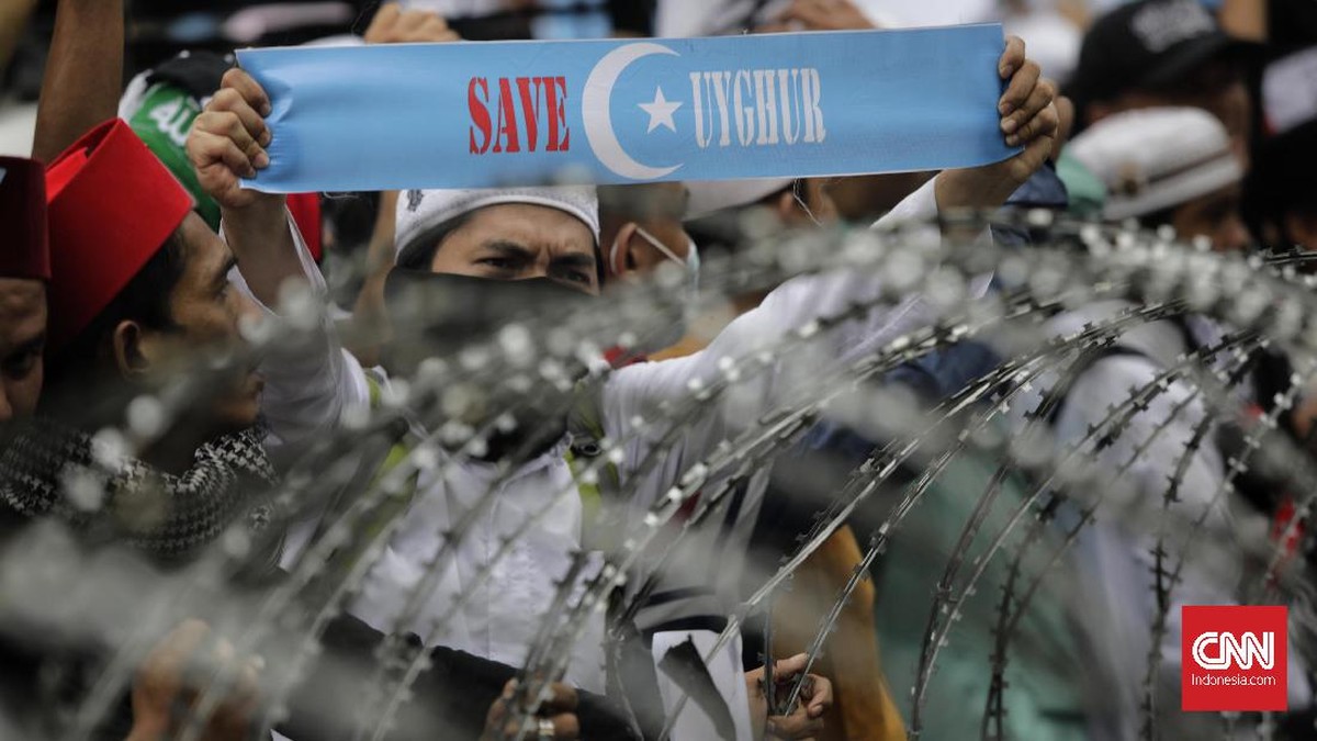 FOTO: Aksi Bela Uighur di Depan Kedubes China