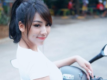 Angela Lorenza Pamer Perut Ramping, Netizen: Bak Tokoh Kartun