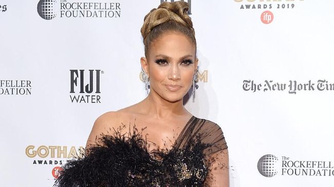 Produksi film terbaru Jennifer Lopez berjudul The Mother dihentikan sementara karena temuan kasus positif Covid-19 di lingkungan set syuting dan tim produksi.