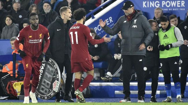 Liverpool's Mohamed Salah walks off after being substituted by Liverpool's Divock Origi, left, during the English Premier League soccer match between Leicester City and Liverpool at the King Power Stadium in Leicester, England, Thursday, Dec. 26, 2019. (AP Photo/Rui Vieira)