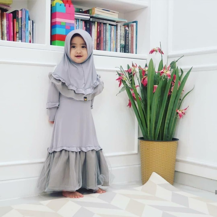 <p>Dari kecil, Khadeejah memang sudah dibiasakan berhijab nih sama Bunda Oki Setiana Dewi. Cantik dan anggun ya, Bunda? (Foto: Instagram @okisetianadewi.)</p>