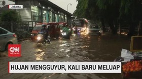 VIDEO: Hujan Deras Mengguyur, Kali Baru Meluap
