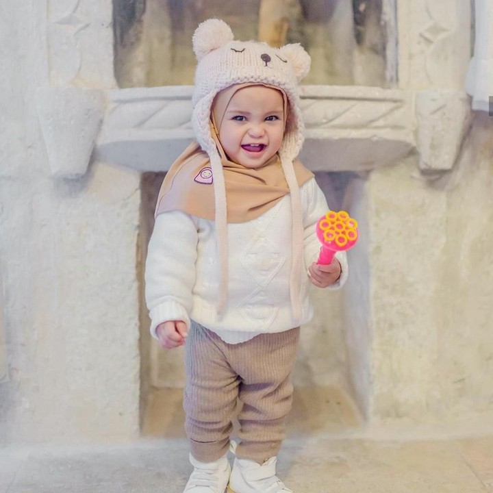 <p>Putri kecil Irvan Farhad dan Hamidah ini hijabnya sudah sangat stylish ya. Gemas banget! (Foto: Instagram @hamidahrachmayanti.)</p>