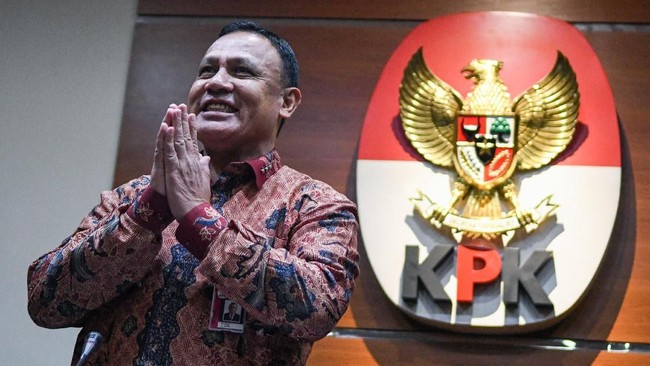 KPK menyatakan Firli Bahuri masih boleh datang namun sudah tak punya kewenangan apa-apa untuk menangani perkara usai diberhentikan oleh Presiden Jokowi.