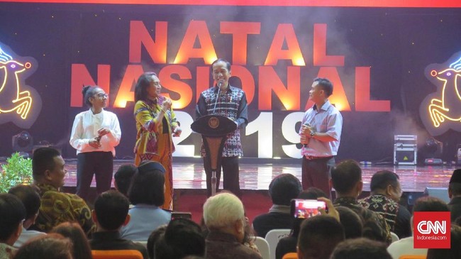 Seorang perempuan asal NTT berlari menemui Jokowi tanpa mengenakan alas kaki. Dia diberi sepeda pada perayaan Natal Nasional 2019.