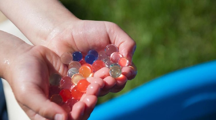 Seorang bayi, harus operasi setelah menelan water beads yang bertekstur seperti jeli. Operasi harus segera dilakukan untuk mengeluarkan mainan itu dari ususnya.