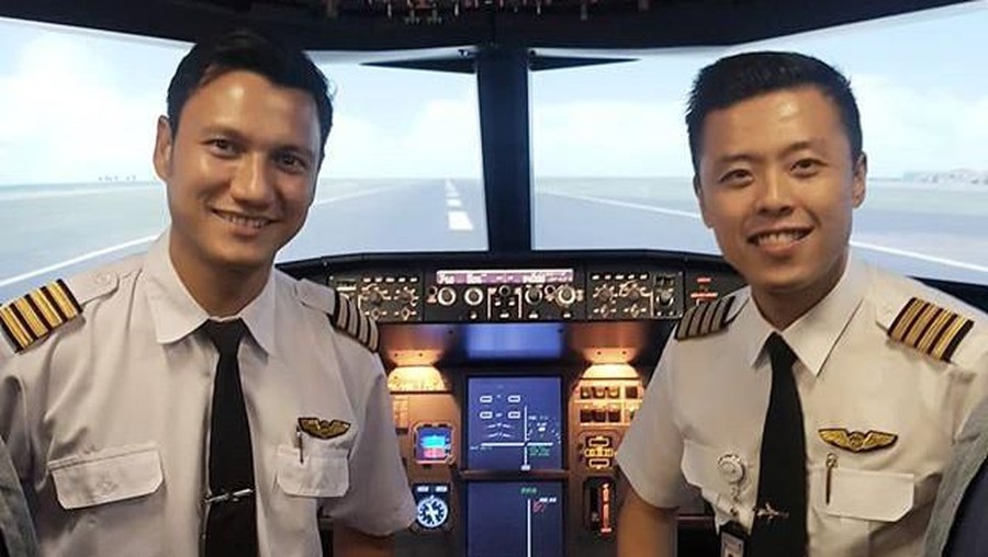 Christian Sugiono Pakai Seragam Pilot, Netizen: Ganteng Banget Christian Sugiono bikin netizen terpana dengan seragam pilotnya.