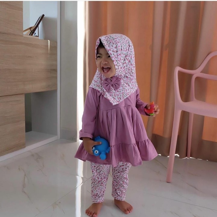 <p>Kenalan yuk! Ini Baby Cyila, putri ketiga Risty Tagor. Lucu banget ya senyumnya. (Foto: Instagram @ristytagor.)</p>