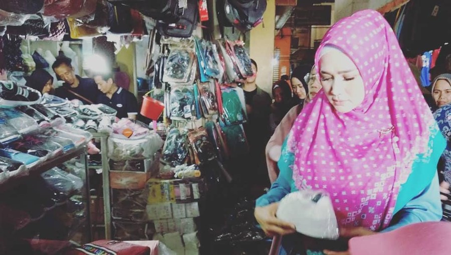 Kesibukan Mulan Jameela Jelang kebebasan sang suami, Ahmad Dhani.