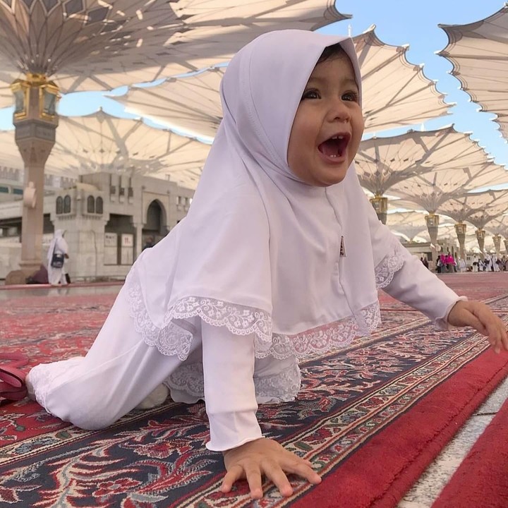 <p>Cantik sekali ya, Bunda, Baby Qiandra dengan hijabnya. Qiandra adalah putri pertama Ryana Dea dan Puadin Redi. (Foto: Instagram @ryana_dea.)</p>