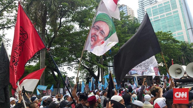 Massa aksi bela Uighur yang berunjuk rasa di depan Kedubes China untuk Indonesia membawa beragam bendera, termasuk Rizieq Shihab dan Turkistan Timur.