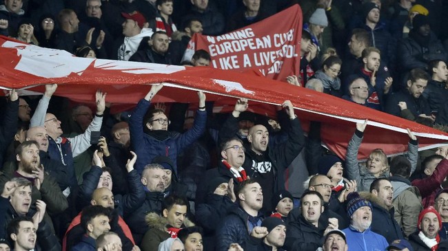 Suporter Liverpool yang tergabung dalam Spirit of Shankly melayangkan protes terhadap kebijakan merumahkan karyawan klub.