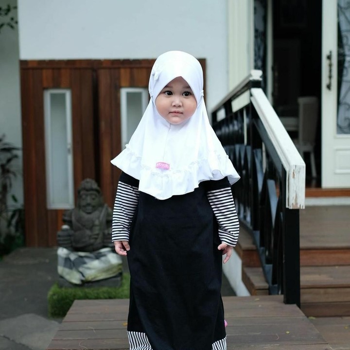 <p>Anak Pasha Ungu, Kayla juga enggak kalah lucu ya kalau pakai hijab. (Foto: Instagram @princesskaylamutiara)</p>