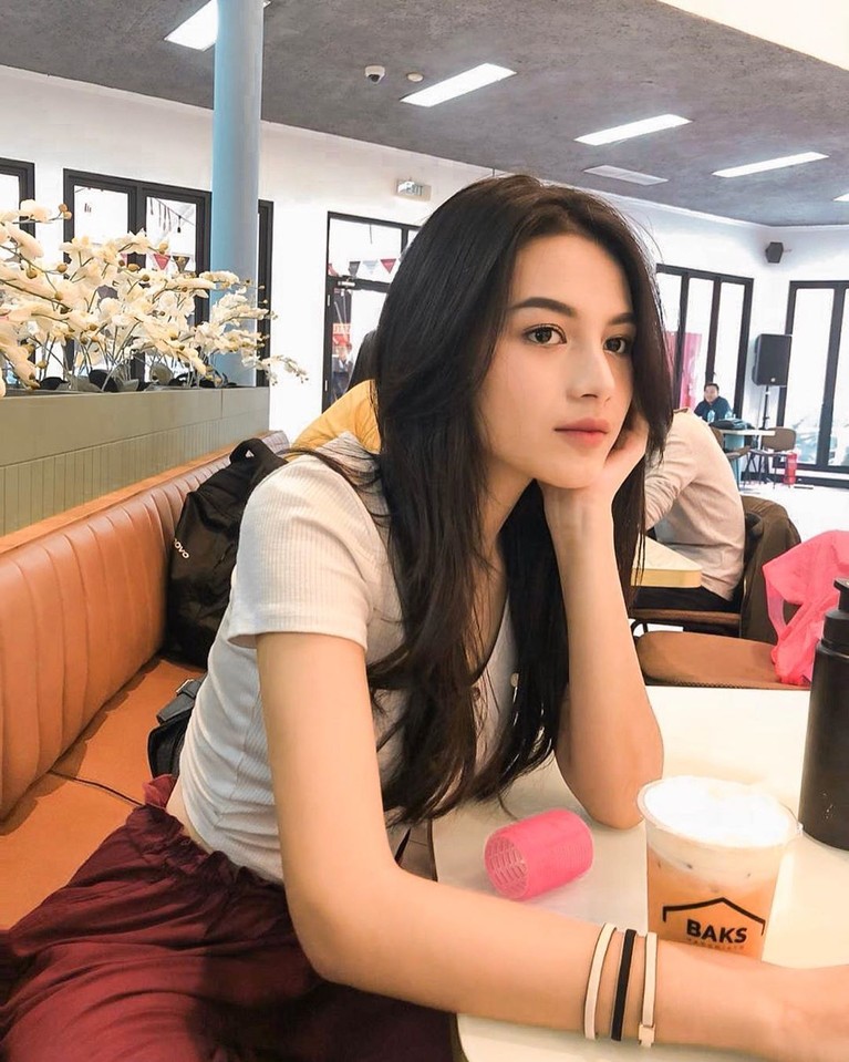7 Pesona Lania Fira, Si Cantik yang Dekat dengan Ariel NOAH Lania Fira diisukan memiliki kedekatan khusus dengan Ariel NOAH. Kedekatan mereka disorot usai Lania Fira tampil di video klip terbaru NOAH, Kupeluk Hatimu.