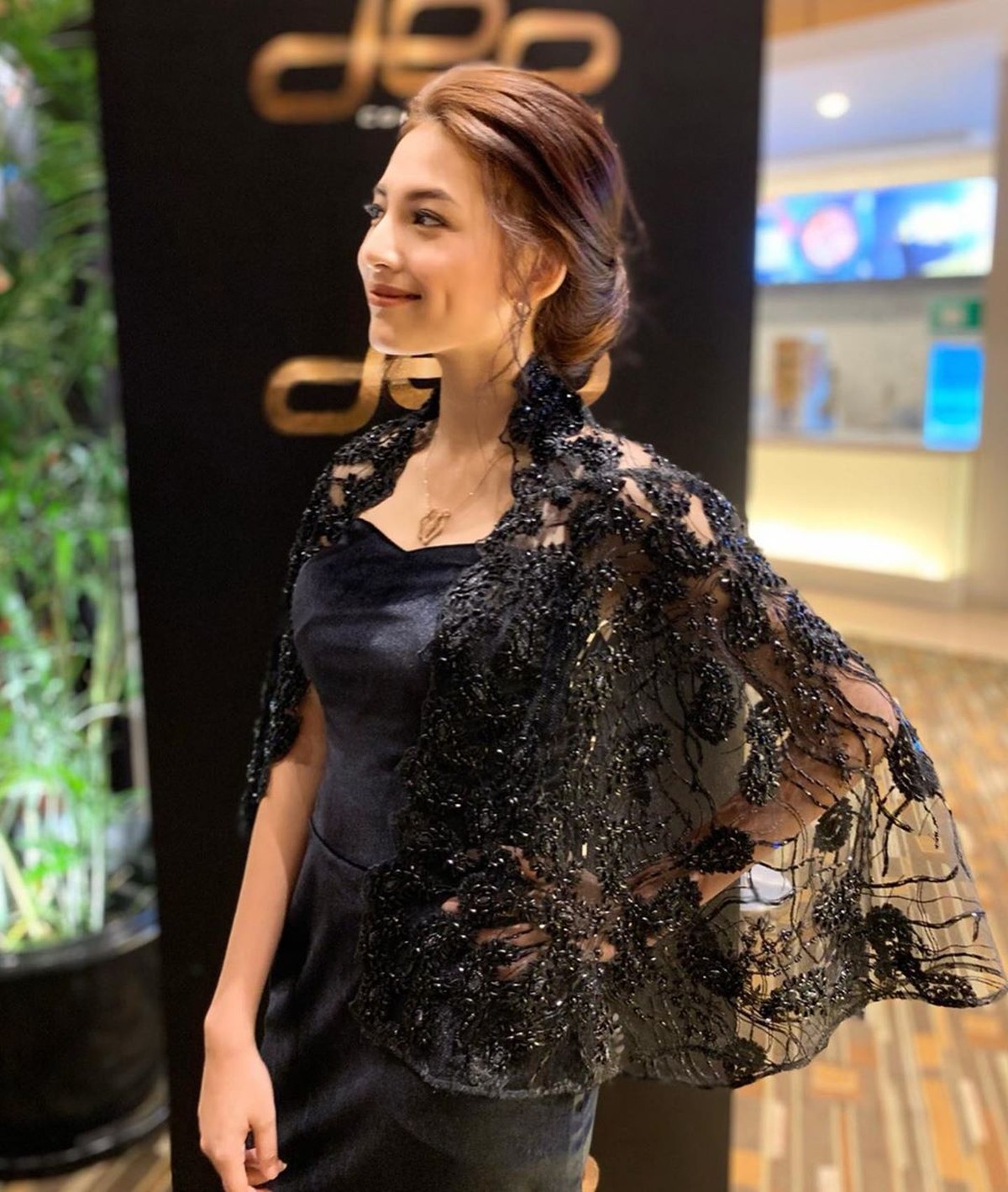 Lania Fira diisukan memiliki kedekatan khusus dengan Ariel NOAH&period; Kedekatan mereka disorot usai Lania Fira tampil di video klip terbaru NOAH&comma; Kupeluk Hatimu&period;