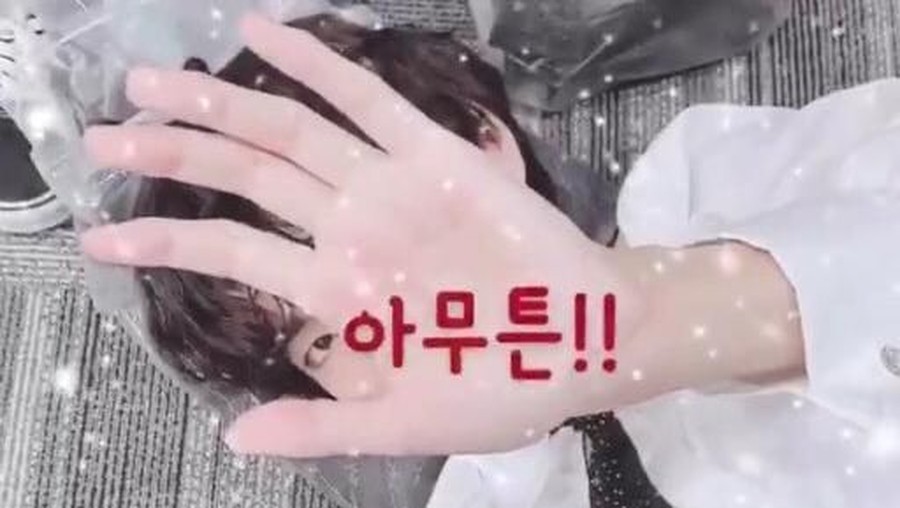 Geger Rokok Elektrik Dalam Unggahan Video Jimin, Punya V BTS? Para penggemar BTS menanggapi video penampakan rokok elektrik yang berada di samping V BTS.