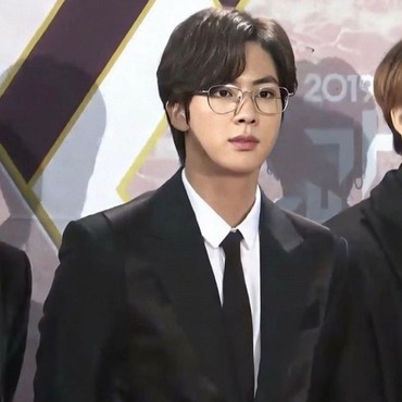 Tampannya Jin BTS dengan Kacamata di KBS Gayo Daechukje 2019