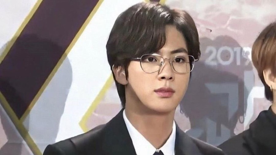 Penampilan tampan Jin BTS memakai kacamata di acara KBS Gayo Daechukje 2019.
