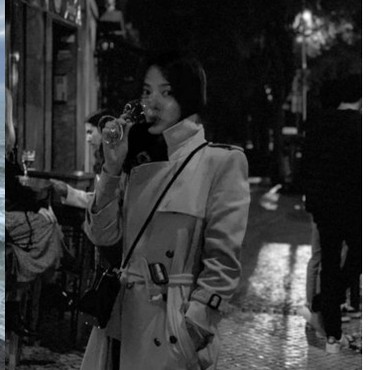 Liburan Akhir Tahun, Song Hye Kyo Asik Minum Wine di Portugal