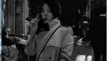 img-title Liburan Akhir Tahun, Song Hye Kyo Asik Minum Wine di Portugal