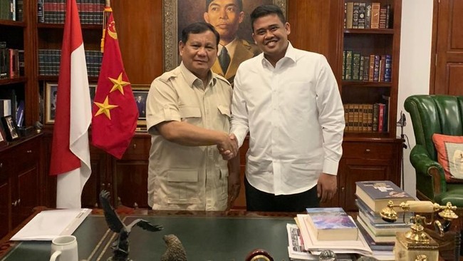 Wali Kota Medan Bobby Nasution melepas kepulangan Prabowo Subianto setelah melakukan kunjungan ke Medan, Sumatera Utara.