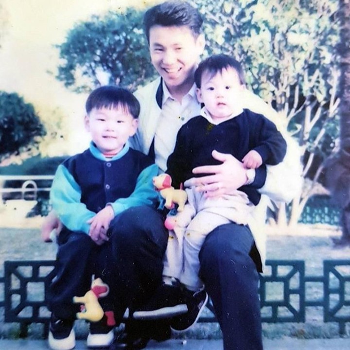 Jungkook memiliki satu kakak laki-laki. Jungkook bayi imut sekali ya, Bunda? (Foto: Instagram @bts.jungkook)