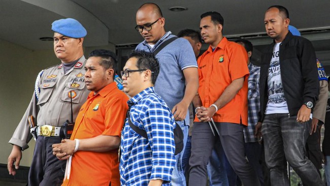 Novel Baswedan mempertanyakan soal waktu pelaksanaan rekonstruksi kasus penyiraman air keras. Dia menilai rekonstruksi janggal.