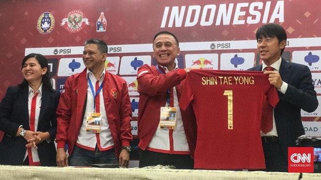 Shin Tae Yong resmi menjadi pelatih Timnas Indonesia usai penandatanganan kontrak dengan PSSI di Stadion Pakansari, Cibinong, Sabtu (28/12).