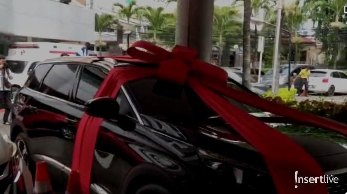 Baim Wong dan Paula Verhoeven baru saja dikaruniai anak pertama&period; Baim Wong pun membelikan Paula mobil mewah untuk kado melahirkan sang istri&period;