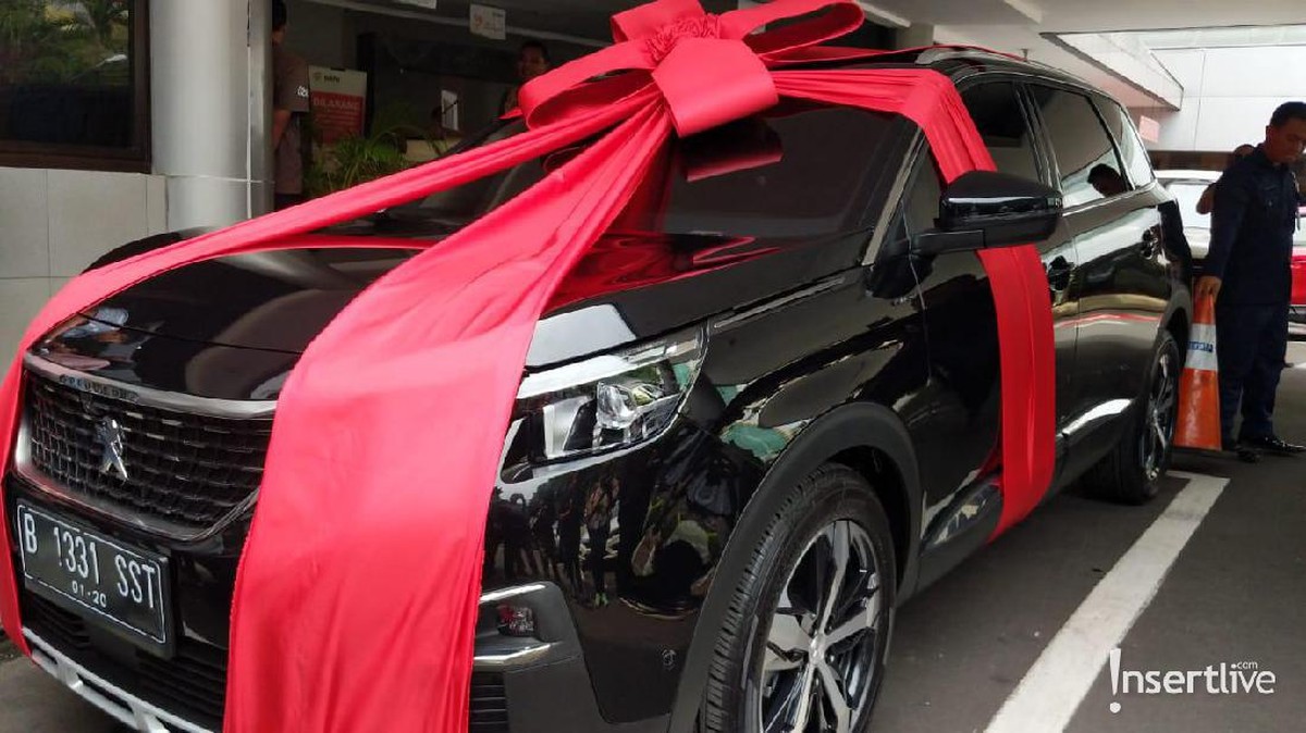 Baim Wong dan Paula Verhoeven baru saja dikaruniai anak pertama&period; Baim Wong pun membelikan Paula mobil mewah untuk kado melahirkan sang istri&period;