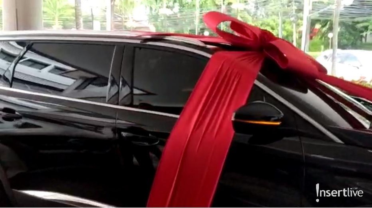 Baim Wong dan Paula Verhoeven baru saja dikaruniai anak pertama&period; Baim Wong pun membelikan Paula mobil mewah untuk kado melahirkan sang istri&period;