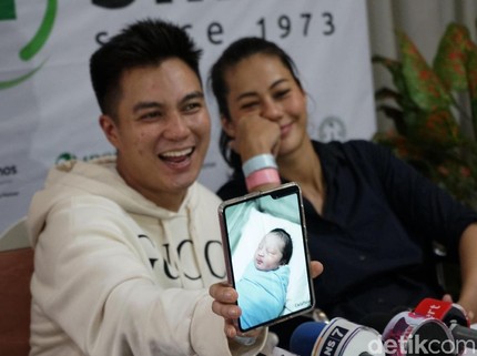 Intip Momen Baim Wong Pertama Kali Memandikan Bayinya, Kiano Tiger Wong