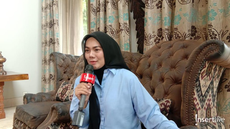 Sarita Tulis #SayaTajir7Turunan soal 6 Rumah dari Faisal Harris Sarita Abdul Mukti tulis sindiran untuk pengacara Faisal Harris yang menyebutnya kaya 7 turunan dari 6 rumah yang diberikan mantan suaminya tersebut.