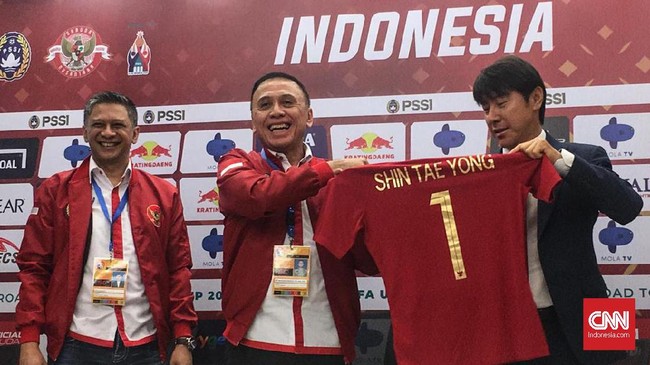Shin Tae Yong resmi menjadi pelatih Timnas Indonesia usai penandatanganan kontrak dengan PSSI di Stadion Pakansari, Cibinong, Sabtu (28/12).