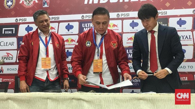 Pengamat sepak bola nasional, Mohamad Kusnaeni meminta PSSI tidak terburu-buru memperpanjang kontrak Shin Tae Yong untuk Timnas Indonesia.