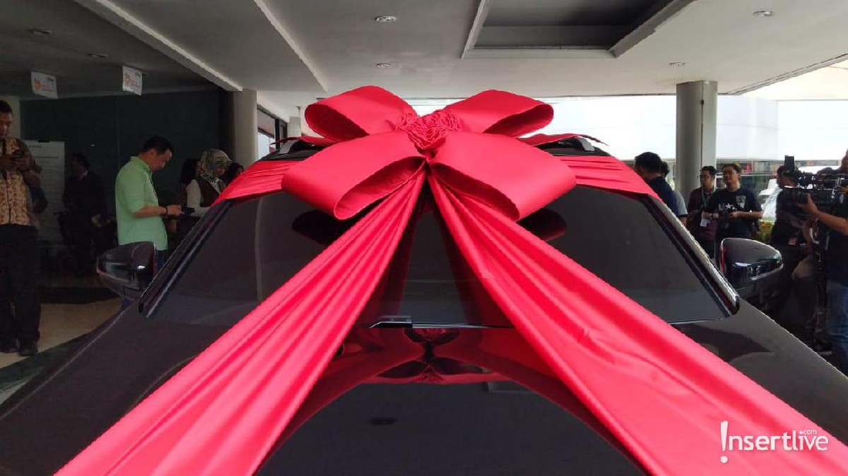 Baim Wong dan Paula Verhoeven baru saja dikaruniai anak pertama&period; Baim Wong pun membelikan Paula mobil mewah untuk kado melahirkan sang istri&period;