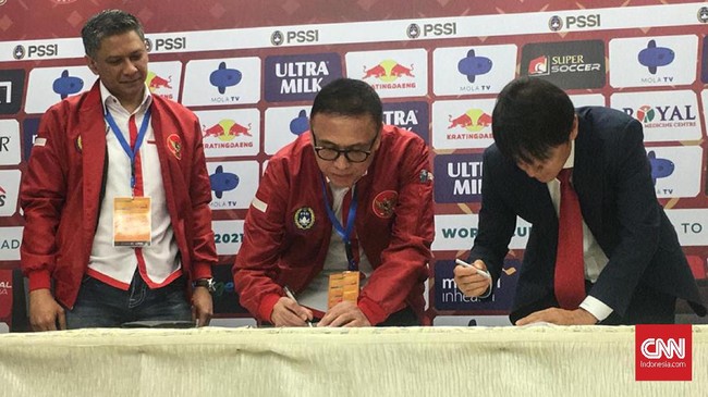 PSSI memberikan sejumlah target kepada Shin Tae Yong dalam penandatanganan kontrak sebagai pelatih baru Timnas Indonesia di Stadion Pakansari, Sabtu (28/12).