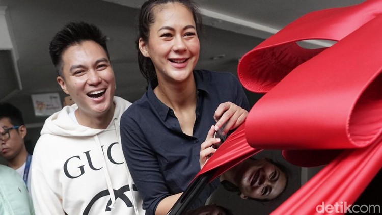 Baim Wong belikan kado mewah untuk istrinya, Paula Verhoeven usai melahirkan. Ternyata, ada manfaatnya lho, suami memberi kado pada istri yang melahirkan.