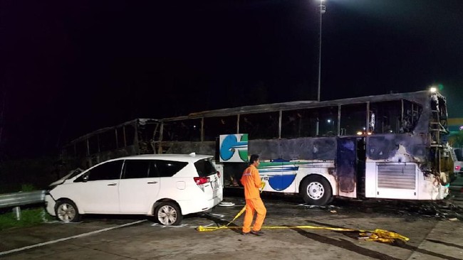 Tiga kendaraan mengalami kecelakaan beruntun di ruas Tol Batang-Semarang, Jawa Tengah, dan mengakibatkan dua bus terbakar.