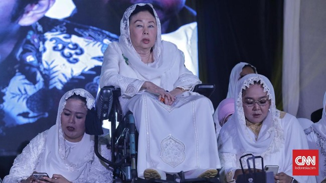 Anita Wahid menegaskan kabar yang menyebut ibundanya Sinta Nuriyah meninggal dunia hoaks. Kata dia, Sinta dalam keadaan sehat.